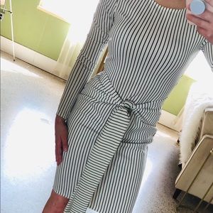 Perfect spring work dress! With fun front tie!